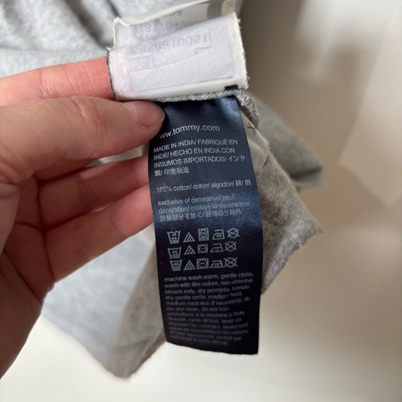 🎉4/30$🎉 Tommy Hilfiger Grey V-Neck T-Shirt - Size Large - Picture 4 of 5